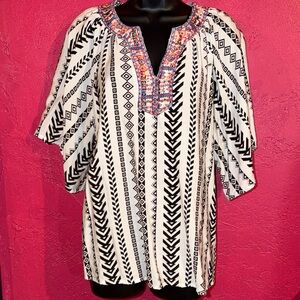 Savanna Jane Black & White tribal Patterned Top with Embroidered V-Neck. Sz L